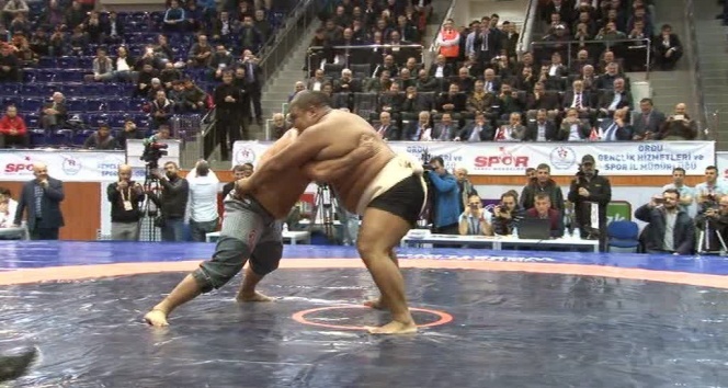 Recep Kara, Asya Sumo Şampiyonu'nu tuş etti
