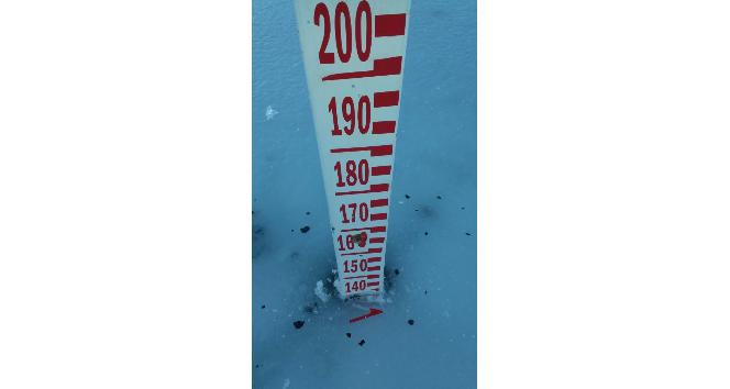 Korkuteli sulama barajını buz tuttu