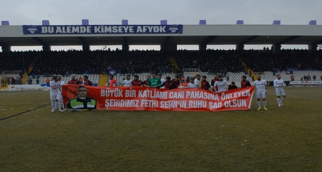 Futbolcular İzmir kahramanı Sekin’i unutmadı