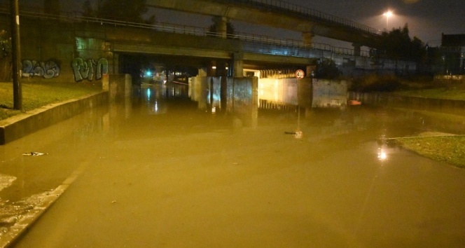 İzmir&#039;de sağanak yağış hayatı olumsuz etkiledi