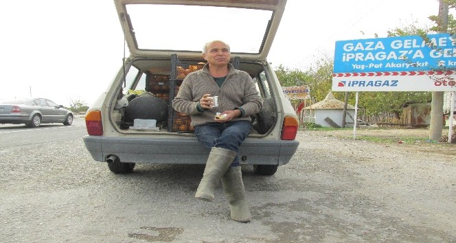 Kahraman çiftçi yorgunluk kahvesini polisin elinden içti