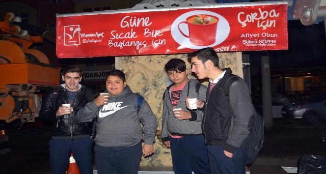 Manavgat Belediyesi’nden sıcak çorba ikramı