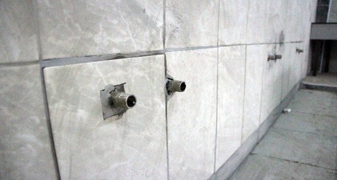 Hırsızlar caminin musluklarını çaldılar