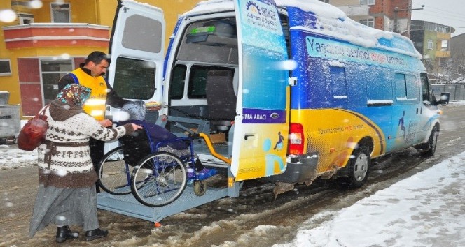 Gebze Belediyesi, engelli vatandaşları hastanelere ücretsiz taşıyor