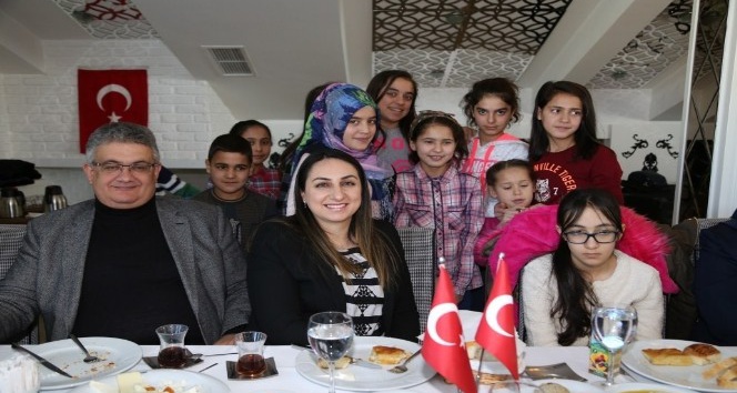 Vali Aykut Pekmez Çocuk Evi sakinleri ile kahvaltıda bir araya geldi