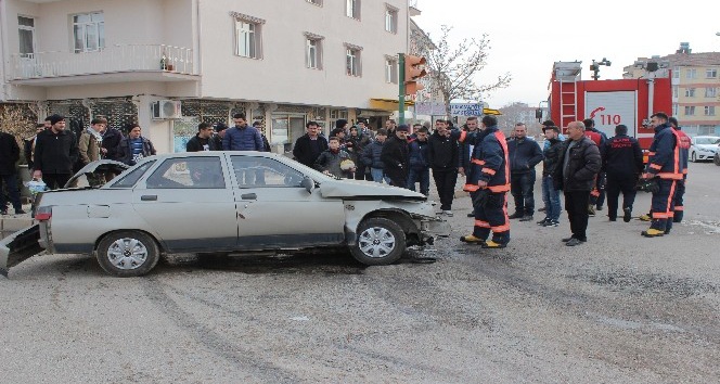Elazığ’da öğrenci servisi ile otomobil çarpıştı: 2 yaralı