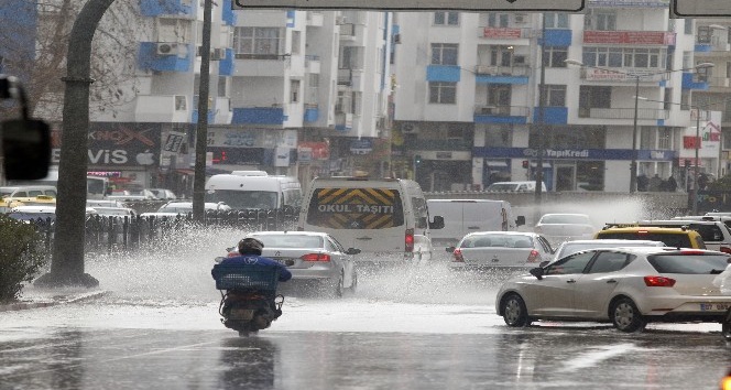 Antalya sağanak yağışa teslim