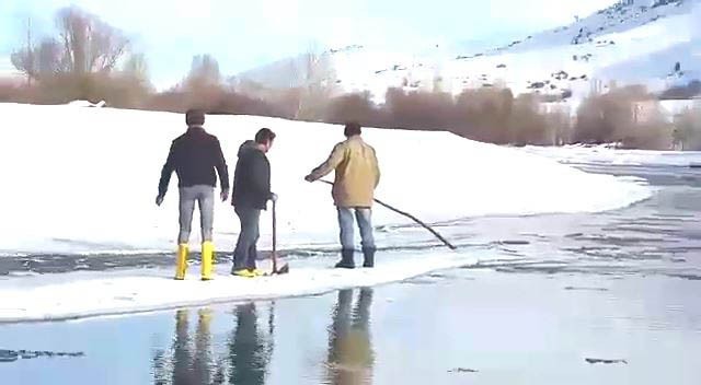 Buzdan sal yapıp nehri geçtiler