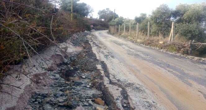 Milas’ta aşırı yağışlar yollara zarar verdi