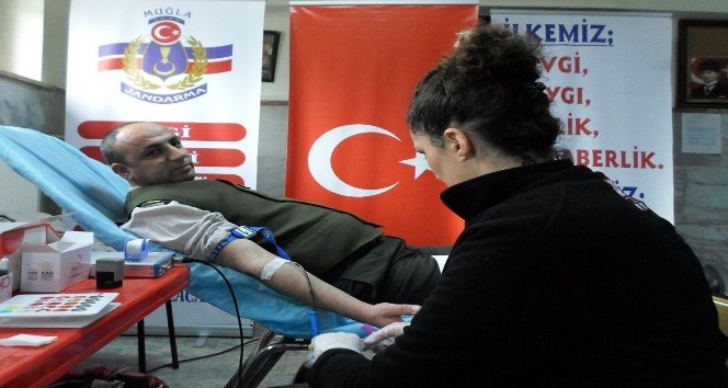 Mehmetçik’ten Kızılay’a kan desteği