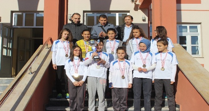 Moymul Ortaokulu Futsal Yıldız Kızlar Takımı Kütahya şampiyonu oldu
