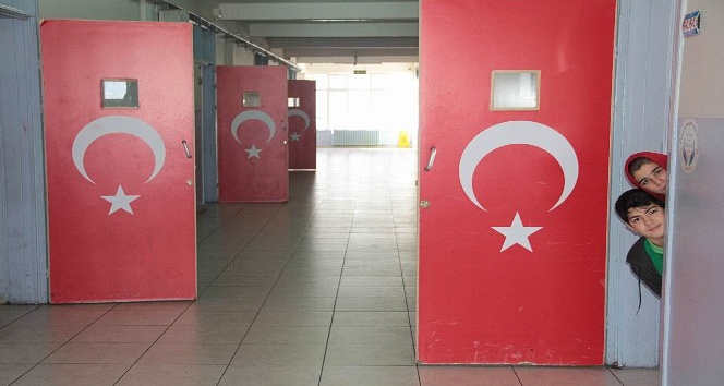 Okulda kapılar Türk bayrakları ve 15 Temmuz kahramanları ile süslendi