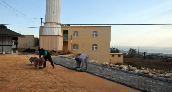 Erdemli Belediyesi’nin camilere hizmeti devam ediyor