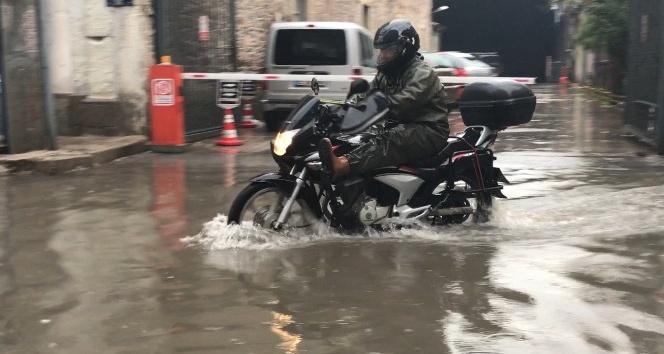 Sağanak yağış İzmir’de cadde ve sokakları göle çevirdi