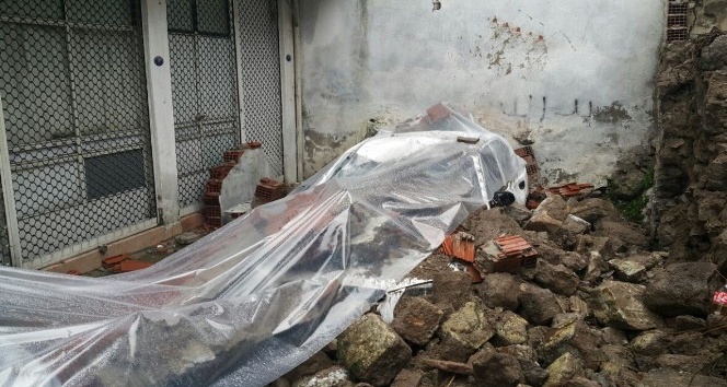İzmir’de bina duvarı 3 aracın üzerine yıkıldı