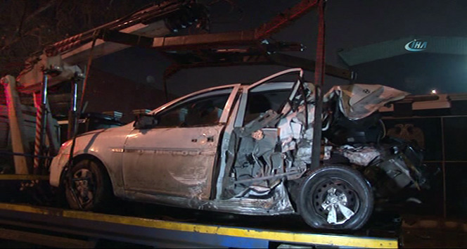Başkent’te ticari araç polis otosuna çarptı: 2’si polis 3 yaralı