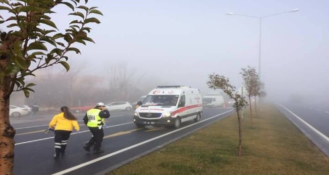 Yoğun sis nedeniyle 10 araç birbirine girdi: 6 yaralı