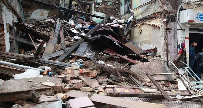 Fatih’te 3 katlı metruk bina çöktü