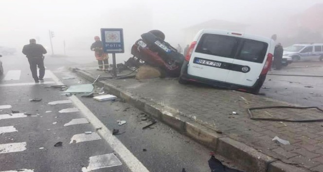 Yoğun sis nedeniyle 10 araç birbirine girdi: 6 yaralı