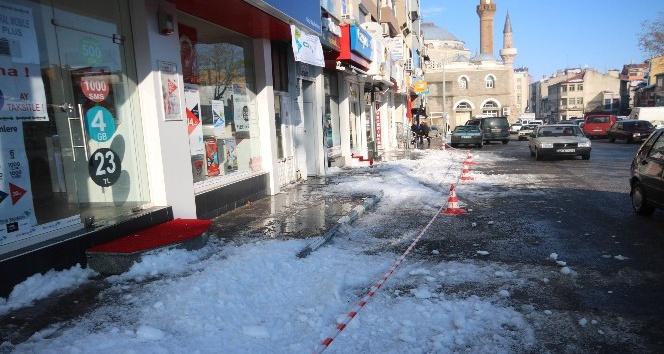 Konya’da üzerine kar kütlesi düşen kişi yaralandı