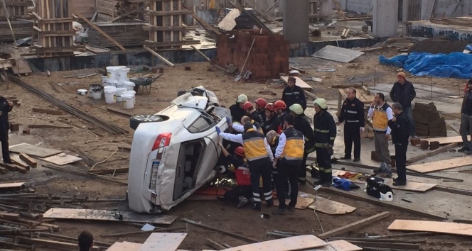 Otomobil, okul inşaatına uçtu: 1 ölü