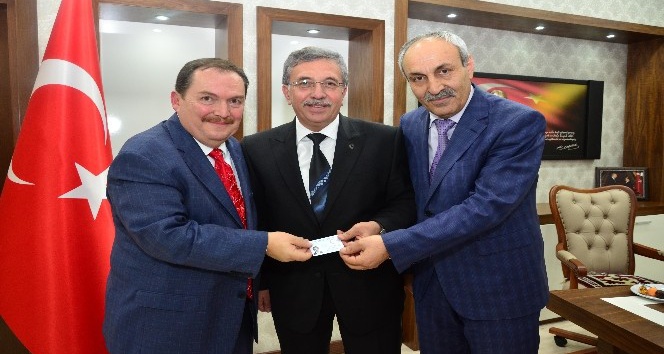 Başkan Çetin, yeni kimliğini aldı