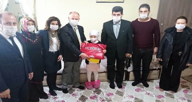 Kanser hastası minik Zelal’e evinde karne morali