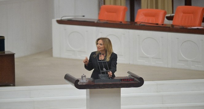 Bağımsız Ankara milletvekili Aylin Nazlıaka kendini kürsüye kelepçeledi