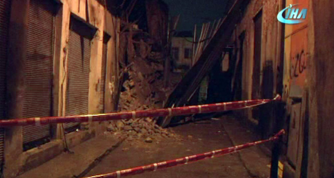 İzmir&#039;de bina çöktü, faciadan dönüldü