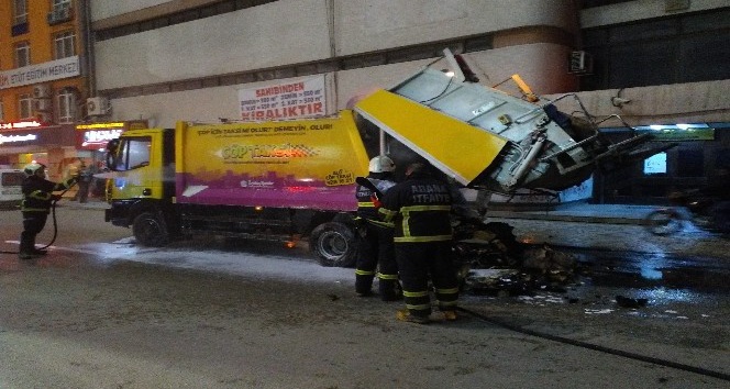 Adana’da seyir halindeki çöp kamyonu yandı
