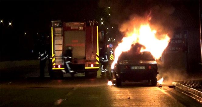 Kaza yapan sürücü aracını ateşe verdi