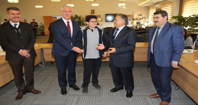 Melikgazi Belediyesi TEOG’da başarılı olan öğrencileri ödüllendirdi