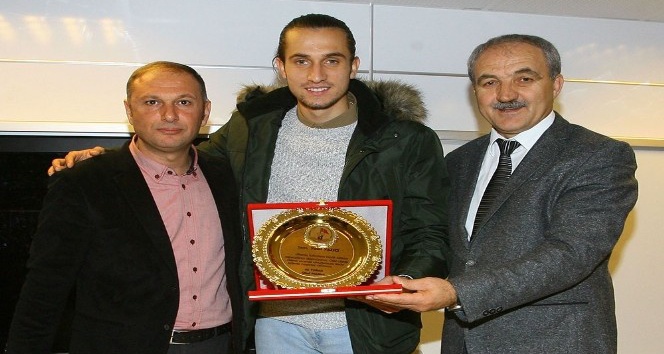 Yusuf Yazıcı, şampiyon liseyi ziyaret etti
