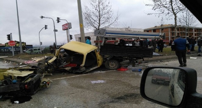 Kazada kamyonet ikiye bölündü 3 kişi yaralandı