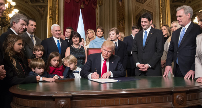 Trump, ilk emirlerini imzaladı