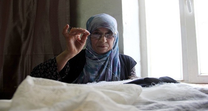 74 yaşındaki kadın gençlerin çeyizini süslüyor