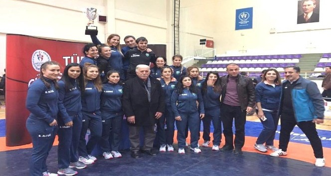 Altınovalı bayan güreşçiler Türkiye şampiyonu