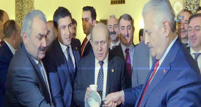Başbakan Yıldırım, Meclis&#039;te milletvekillerine süt dağıttı