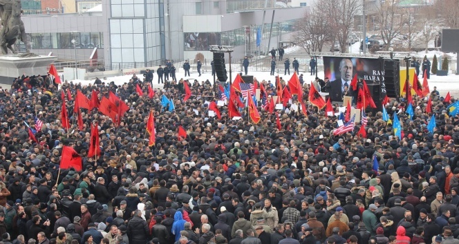 Kosova&#039;da binlerce kişi eski başbakan Haradinaj&#039;a destek için yürüdü