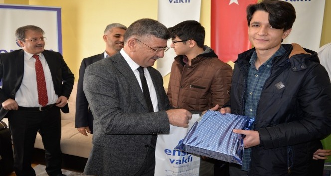 Başkan Akdoğan, TEOG’da başarılı olan öğrencileri ödüllendirdi