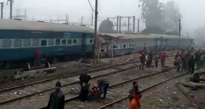Hindistan’da tren raydan çıktı: 36 ölü