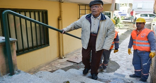 Muratpaşa Belediyesi’nden 97 yaşındaki Bekir Dede’ye tırabzan