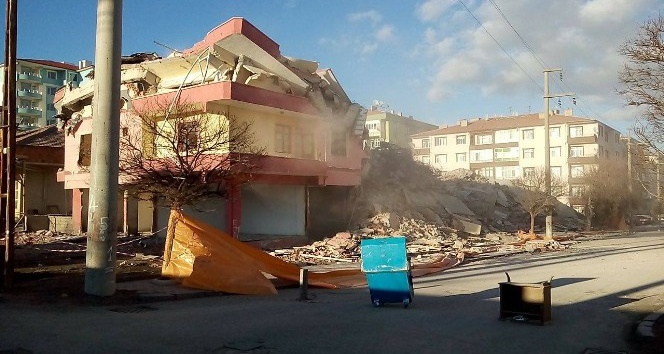 Yerköy’de depremden hasar gören binanın yıkımı gerçekleştirildi