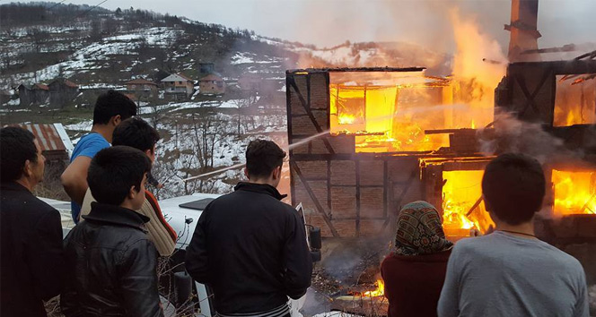 Köy muhtarının evi alev alev yandı