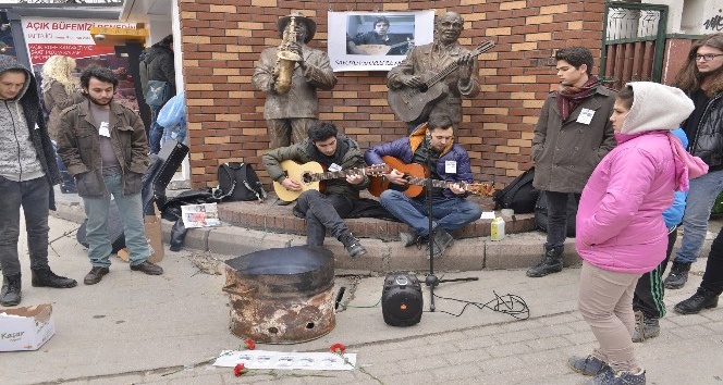 Donarak hayatını kaybeden sokak müzisyeni için yürekleri ısıtan türküler