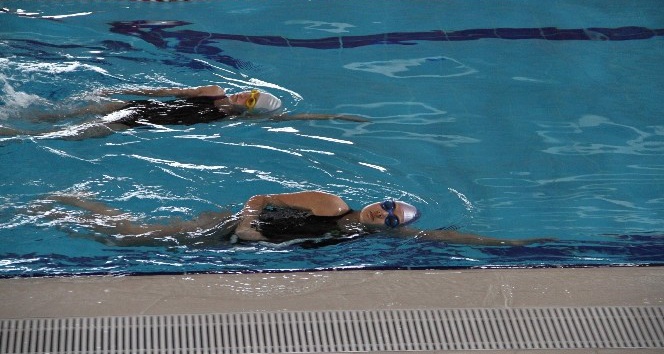 Minik yüzücüler turnuvaya iddialı hazırlanıyor