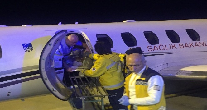 Umre’de rahatsızlanan Denizlili kadın uçak ambulansla Denizli’ye getirildi