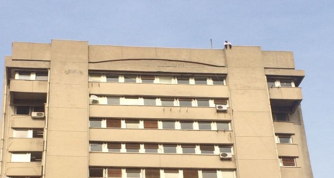 13 katlı binanın çatısına çıkıp intihar etmek istedi