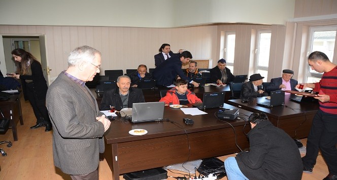 Dinar’da 40 yaş ve üzeri vatandaşlara bilgisayar eğitimi verildi