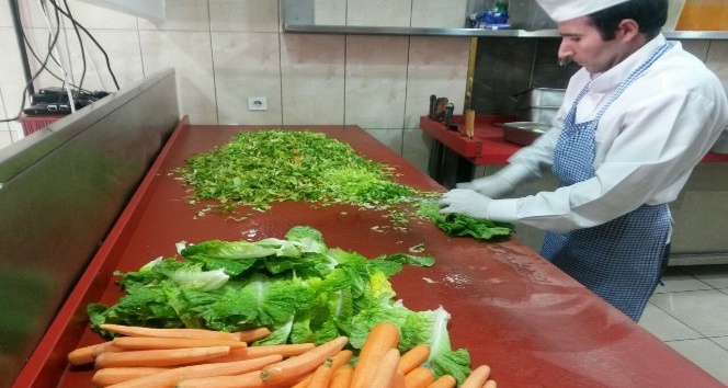 Lokantacılar fiyatı yükselen domatesi salatadan çıkardı